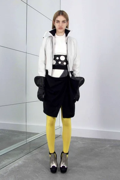 Look 16